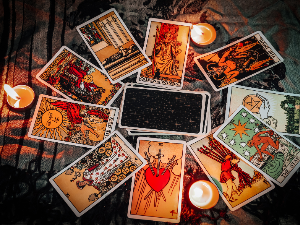 Image d'un tirage de cartes du tarot amoureux sur une table en bois rustique